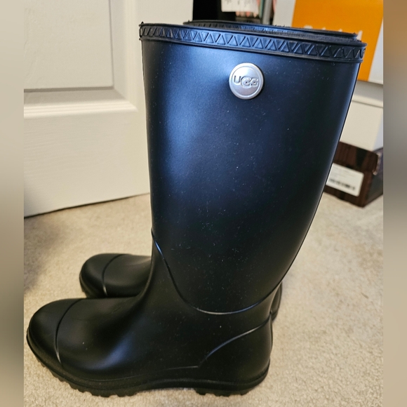 UGG Black W Shelby Matte Boots - Picture 4 of 9